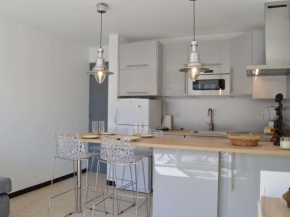 Appartement rénové, climatisé à 200m de la plage avec balcon et parking privé - FR-1-229D-12